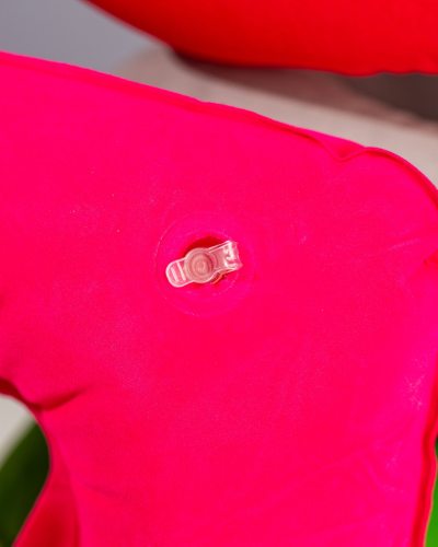 Aero-Rest Comfort: Aufblasbares Nackenhörnchen für entspanntes Branding