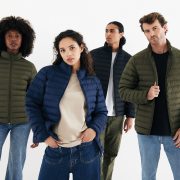 Alpen-Allrounder AWARE™: Die nachhaltige Unisex-Steppjacke für dein Team