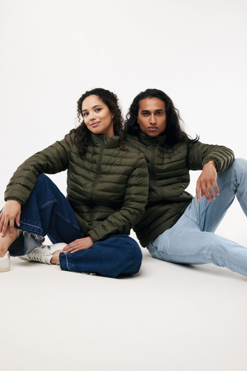 Alpen-Allrounder AWARE™: Die nachhaltige Unisex-Steppjacke für dein Team