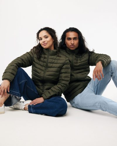 Alpen-Allrounder AWARE™: Die nachhaltige Unisex-Steppjacke für dein Team