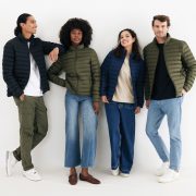 Alpen-Allrounder AWARE™: Die nachhaltige Unisex-Steppjacke für dein Team