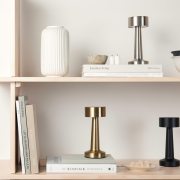 RCS Tischleuchte: Dein strahlendes Branding für moderne Arbeitswelten