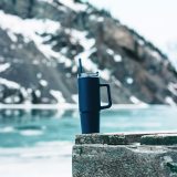 Navyblauer Stan-Becher mit Henkel und Stohalm in den Bergen (1)