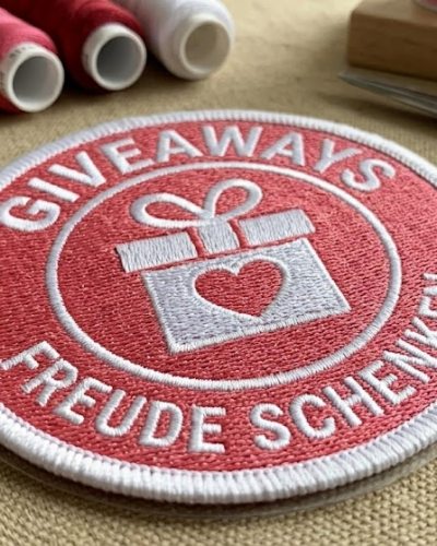 Custom Patches gestalten: Bestickte & gewebte Aufnäher mit 3 Befestigungs-Optionen