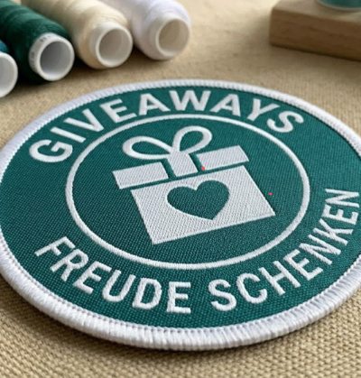 Custom Patches gestalten: Bestickte & gewebte Aufnäher mit 3 Befestigungs-Optionen