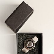 Custom Logo-Pins: Individuelle Anstecknadeln mit Magnet & Trägerkarton