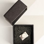 Custom Logo-Pins: Individuelle Anstecknadeln mit Magnet & Trägerkarton