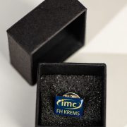 Custom Logo-Pins: Individuelle Anstecknadeln mit Magnet & Trägerkarton