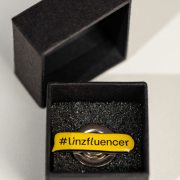 Custom Logo-Pins: Individuelle Anstecknadeln mit Magnet & Trägerkarton