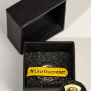 Custom Logo-Pins: Individuelle Anstecknadeln mit Magnet & Trägerkarton
