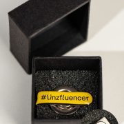 Custom Logo-Pins: Individuelle Anstecknadeln mit Magnet & Trägerkarton