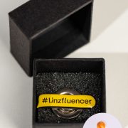 Custom Logo-Pins: Individuelle Anstecknadeln mit Magnet & Trägerkarton
