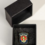 Custom Logo-Pins: Individuelle Anstecknadeln mit Magnet & Trägerkarton