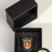 Custom Logo-Pins: Individuelle Anstecknadeln mit Magnet & Trägerkarton