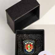 Custom Logo-Pins: Individuelle Anstecknadeln mit Magnet & Trägerkarton